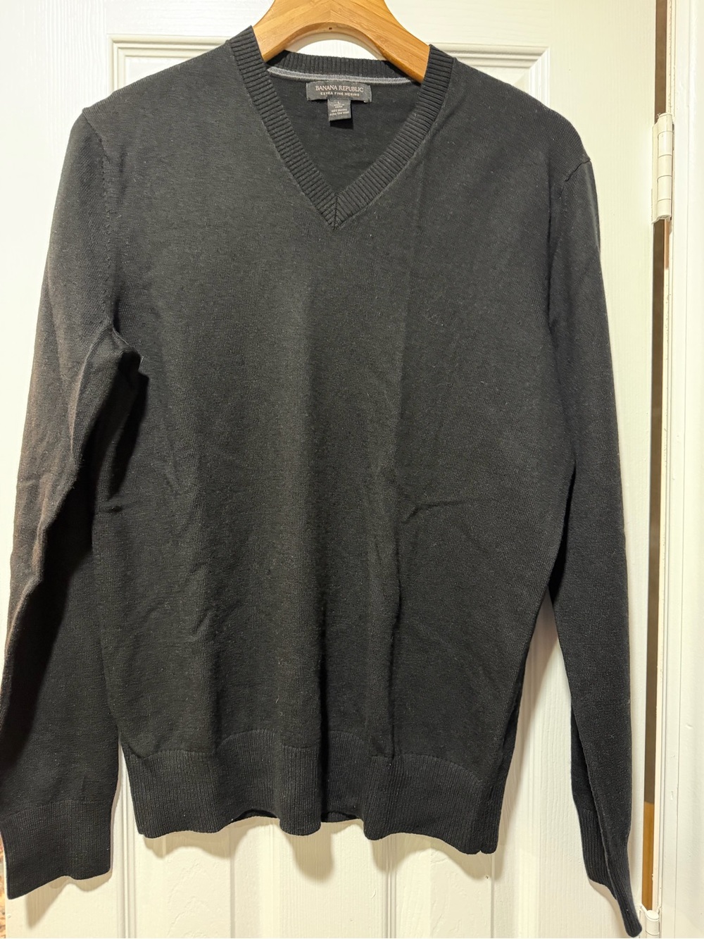 Banana Republic Men's V-Neck merino wool Sweater — black / men’s large